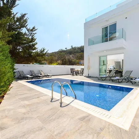 Bay #13 Villa
